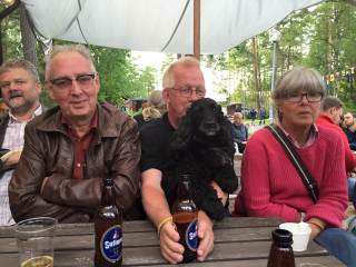 …än från vänster. Mellan Janne och Hans, Diana och Else-Marie.